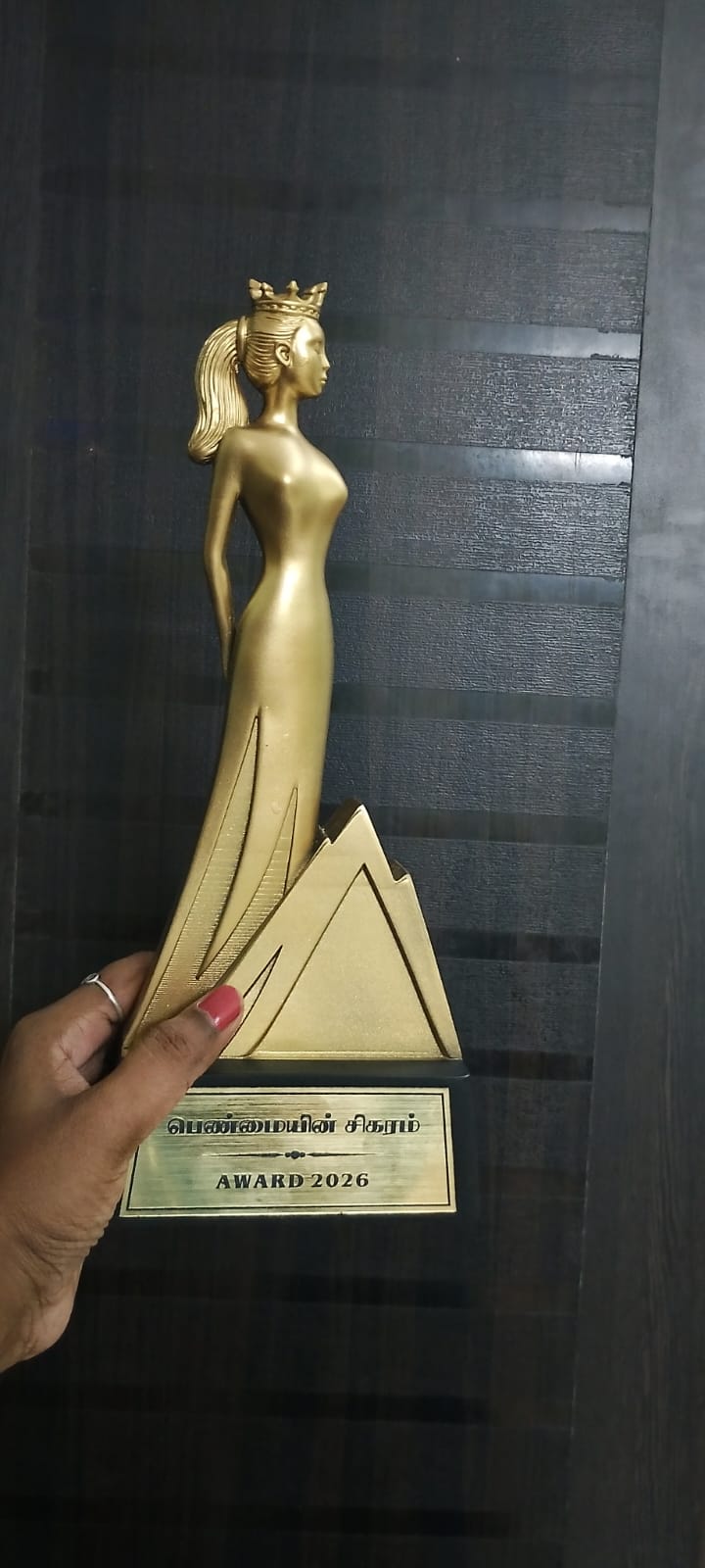 Close-up of the golden Penmayin Sigaram award trophy