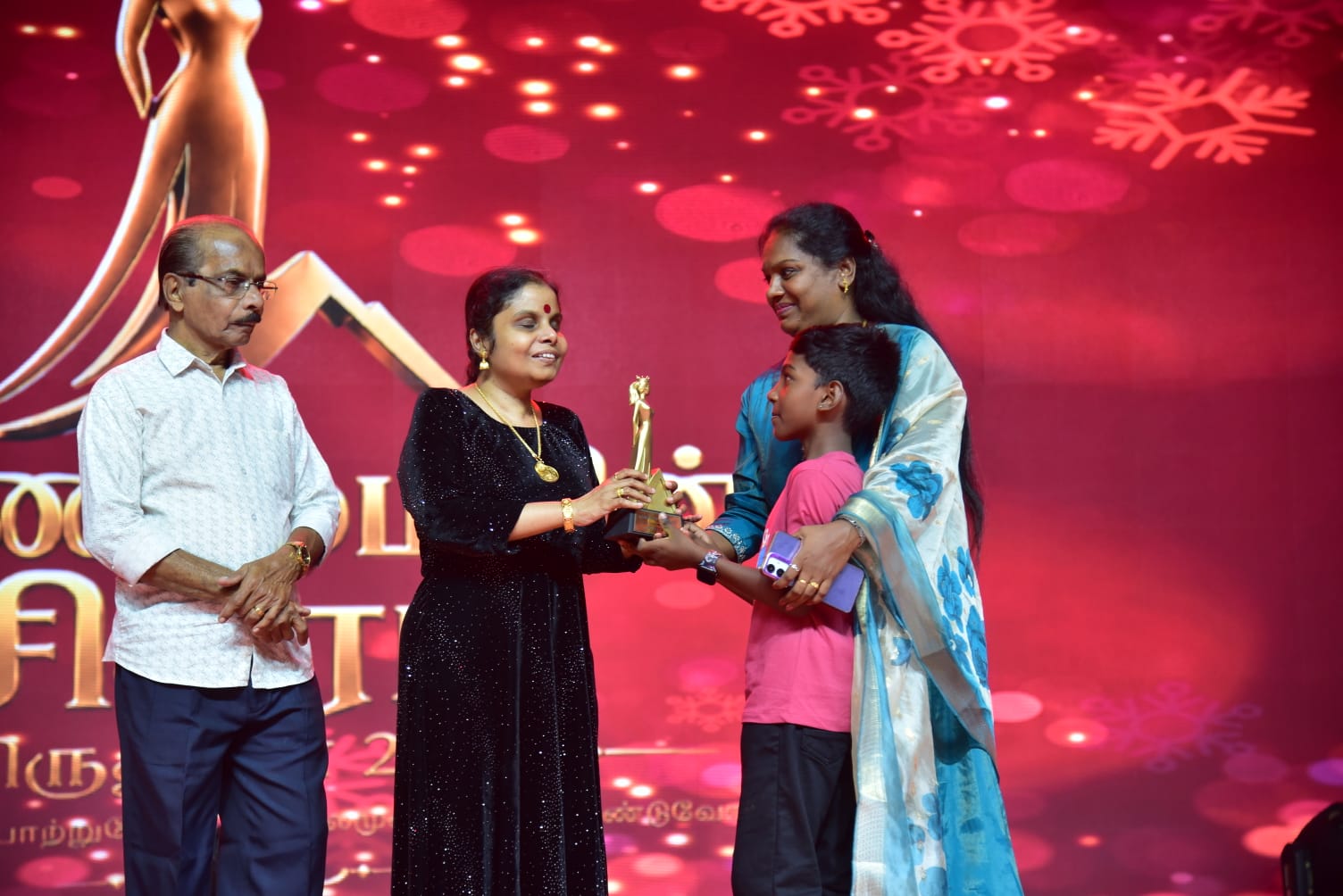 Vikom Vijayalakshmi receiving the Penmayin Sigaram Award on stage
